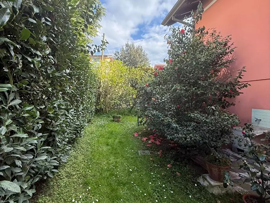 Immagine 8 di Villa in vendita  a Carrara