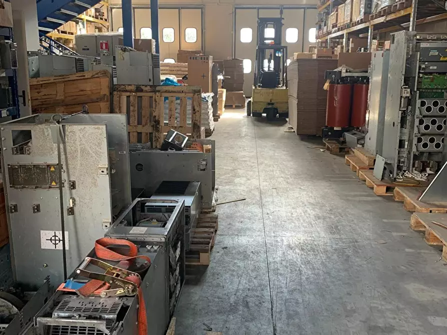 Immagine 2 di Attività artigianale in affitto  a Livorno