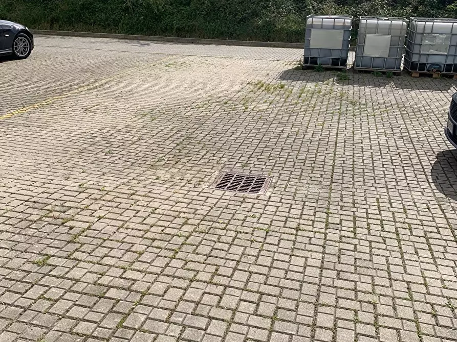 Immagine 3 di Attività artigianale in affitto  a Livorno