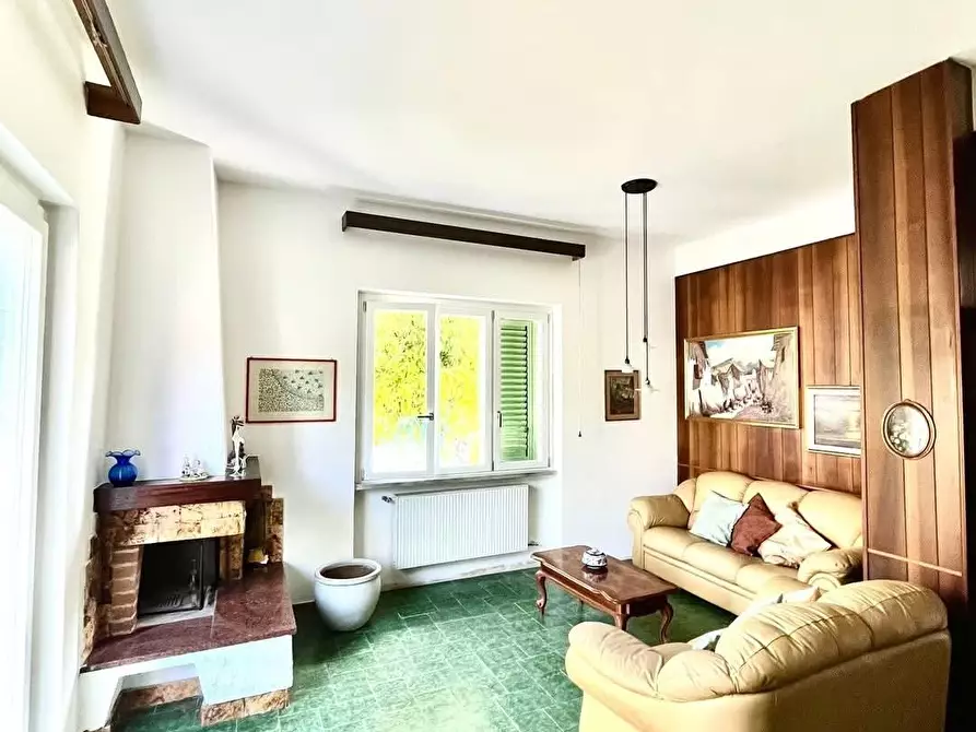 Immagine 2 di Villa in vendita  a Carrara