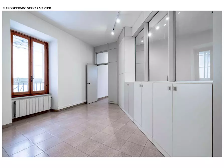 Immagine 12 di Ufficio in affitto  a Massa