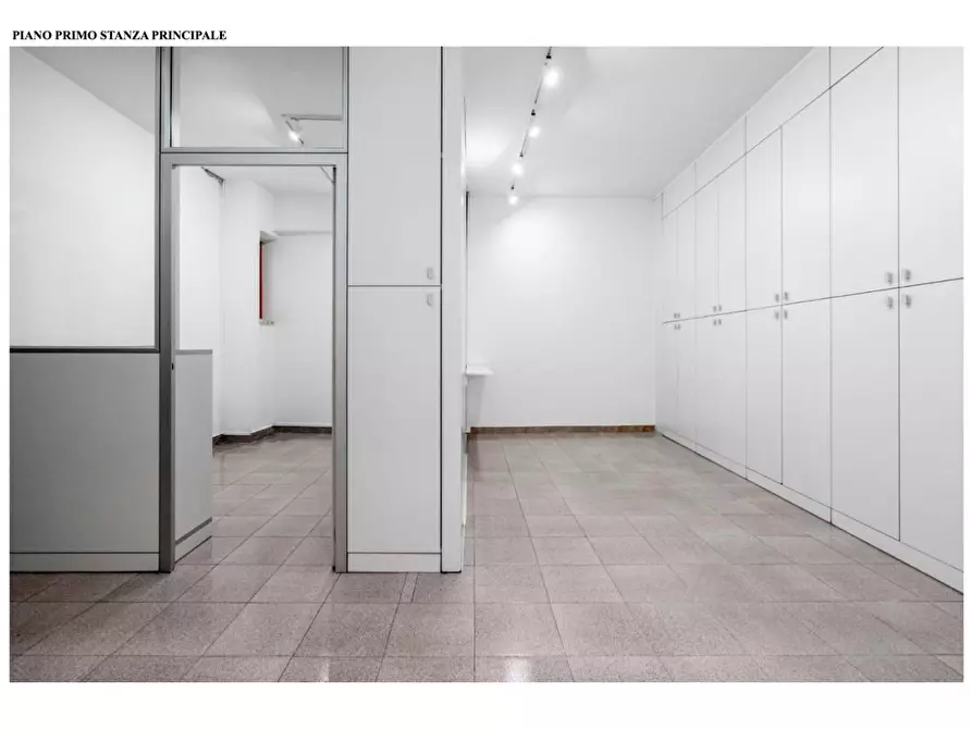 Immagine 7 di Ufficio in affitto  a Massa