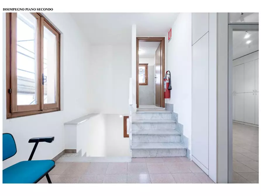 Immagine 3 di Ufficio in affitto  a Massa