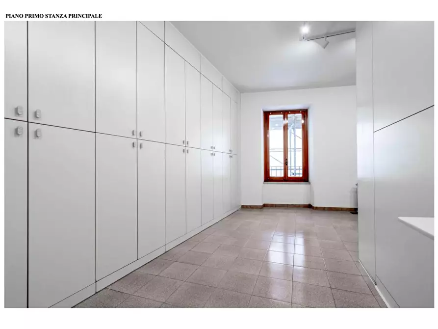 Immagine 14 di Ufficio in affitto  a Massa