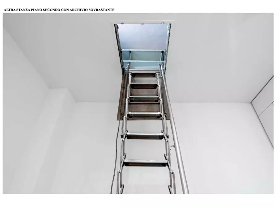 Immagine 23 di Ufficio in affitto  a Massa