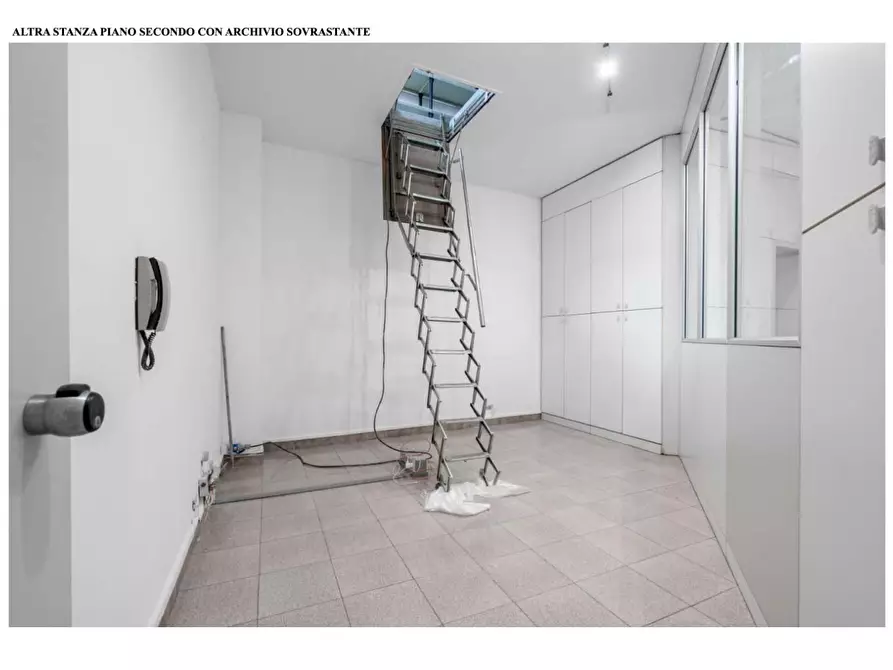 Immagine 24 di Ufficio in affitto  a Massa