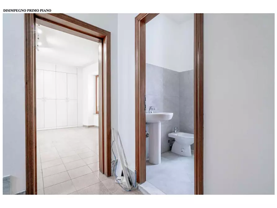 Immagine 8 di Ufficio in affitto  a Massa