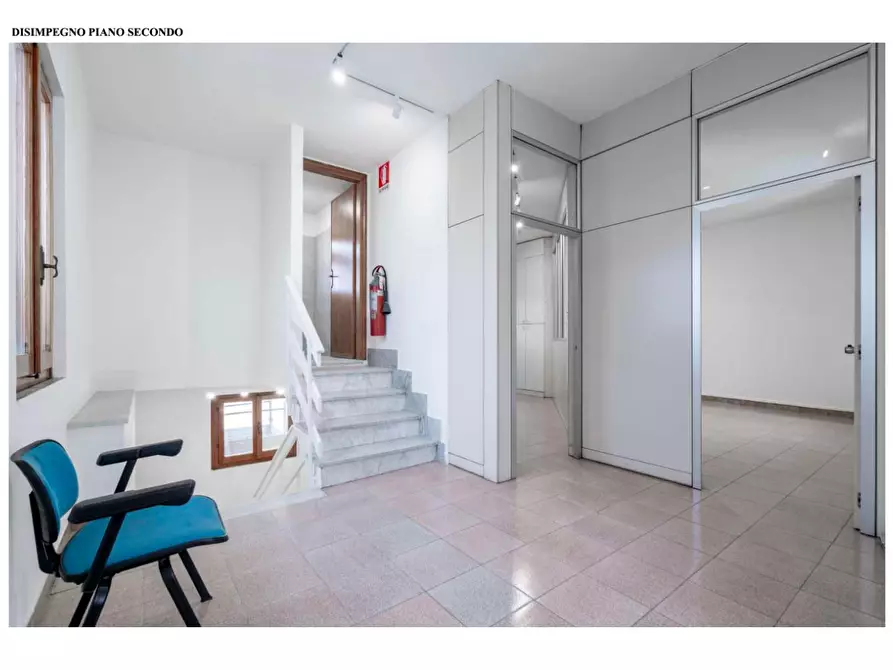 Immagine 19 di Ufficio in affitto  a Massa