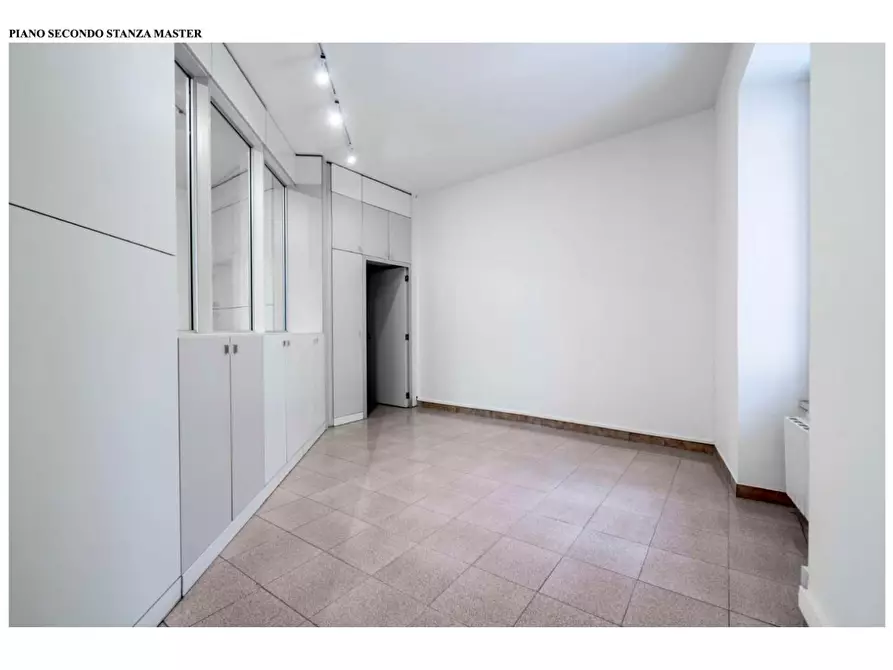 Immagine 10 di Ufficio in affitto  a Massa