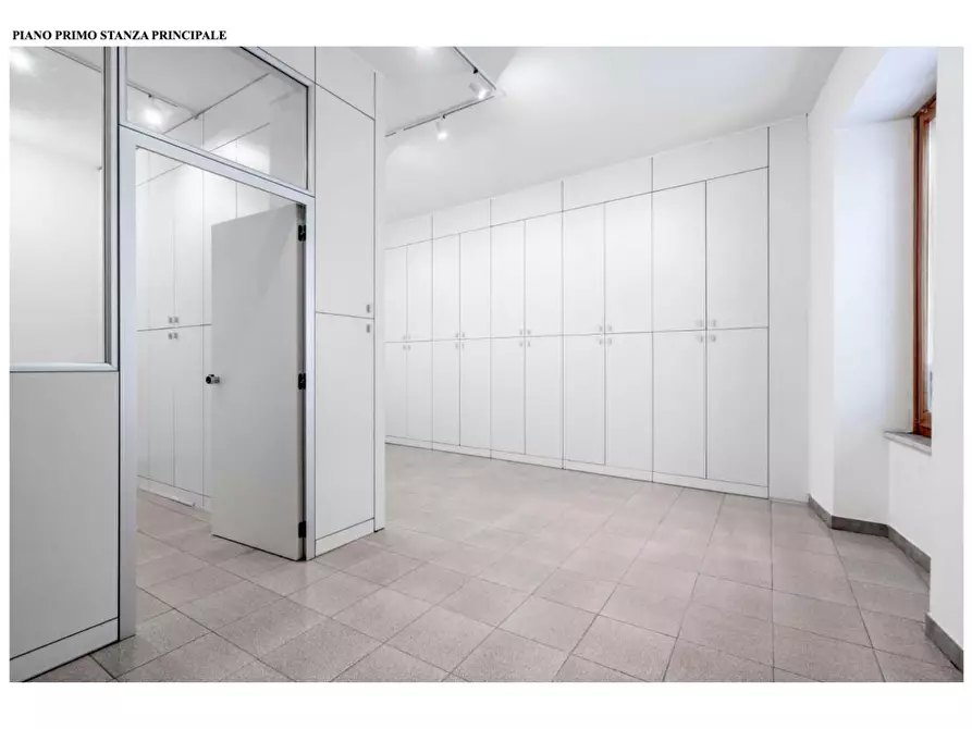 Immagine 11 di Ufficio in affitto  a Massa