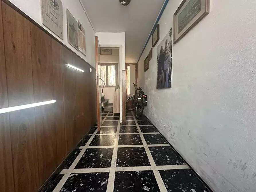 Immagine 2 di Villa in vendita  a Viareggio