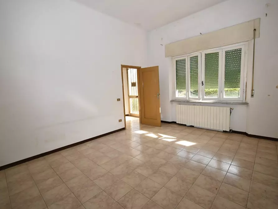 Immagine 3 di Villa in vendita  a Vecchiano