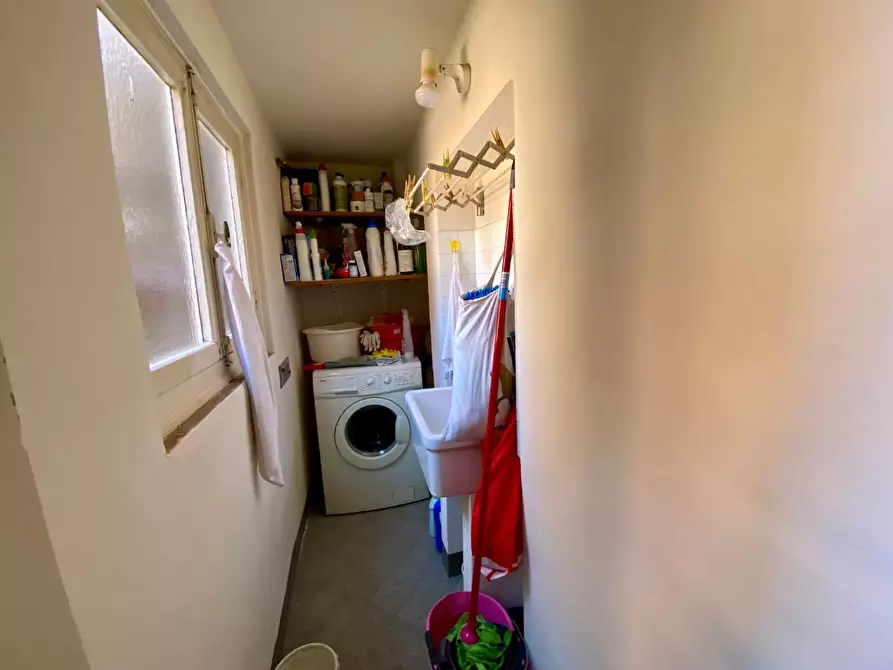 Immagine 15 di Appartamento in vendita  a Lucca