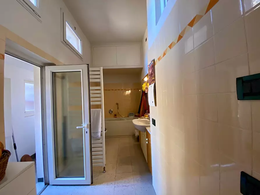 Immagine 13 di Appartamento in vendita  a Lucca