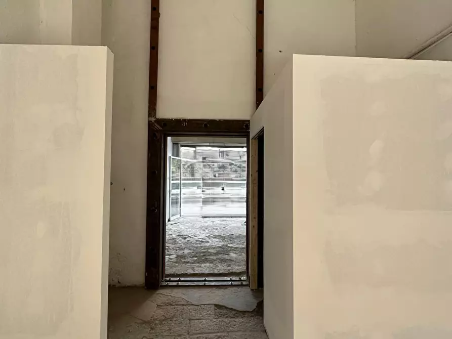 Immagine 13 di Locale commerciale in vendita  a Lucca