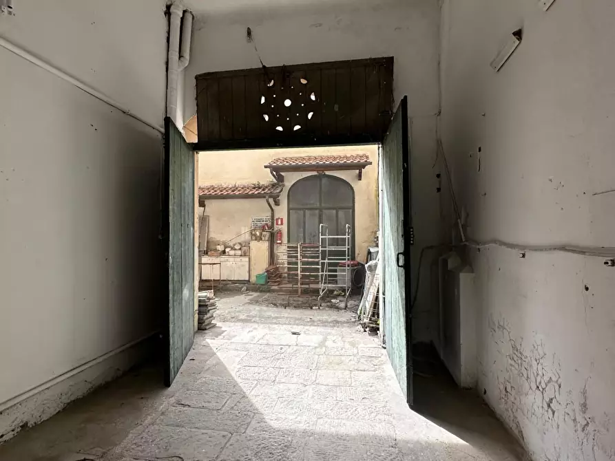 Immagine 11 di Locale commerciale in vendita  a Lucca