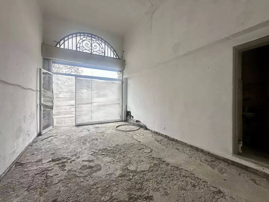 Immagine 3 di Locale commerciale in vendita  a Lucca