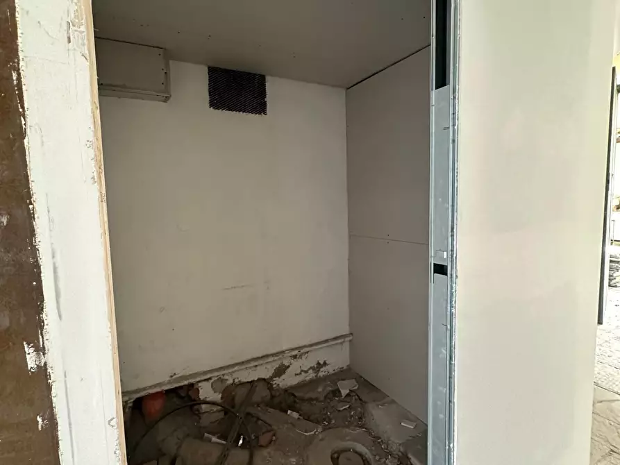 Immagine 14 di Locale commerciale in vendita  a Lucca