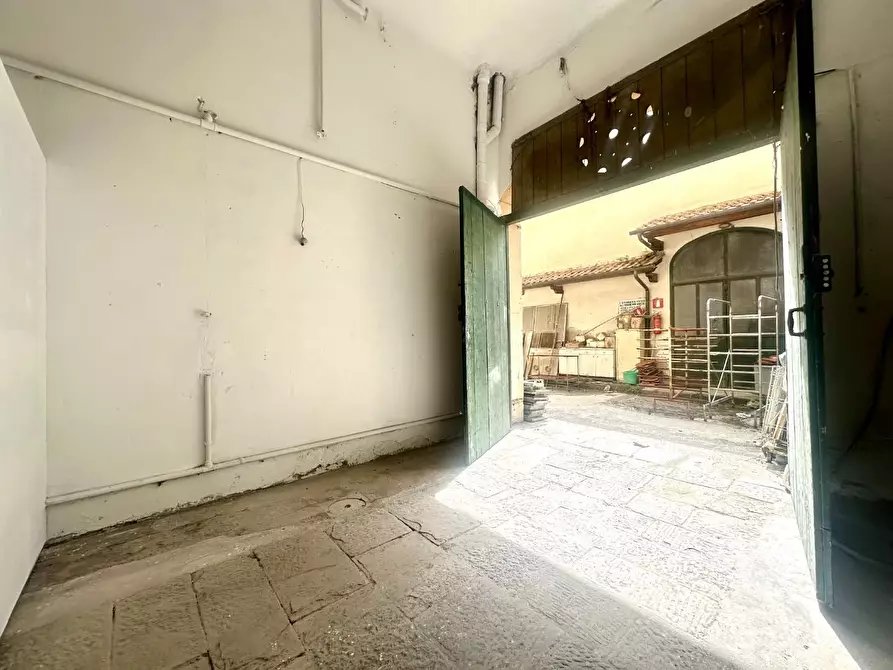 Immagine 6 di Locale commerciale in vendita  a Lucca