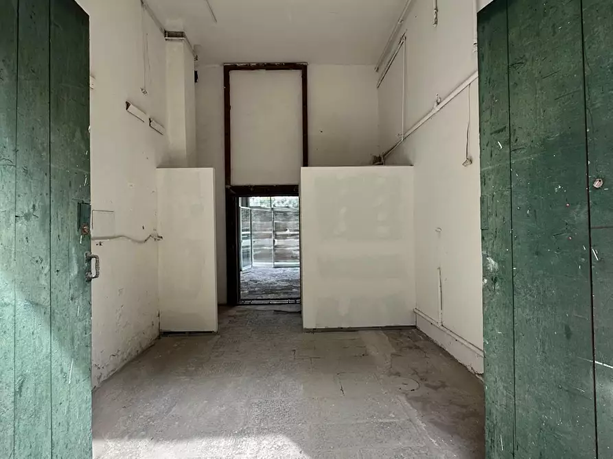 Immagine 12 di Locale commerciale in vendita  a Lucca