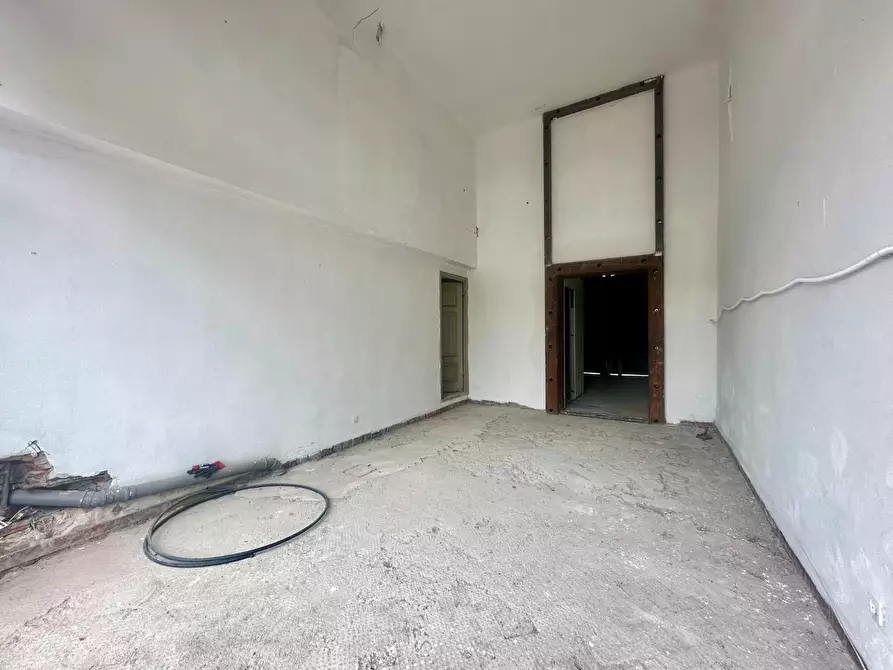 Immagine 4 di Locale commerciale in vendita  a Lucca