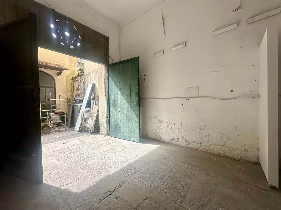 Immagine 7 di Locale commerciale in vendita  a Lucca