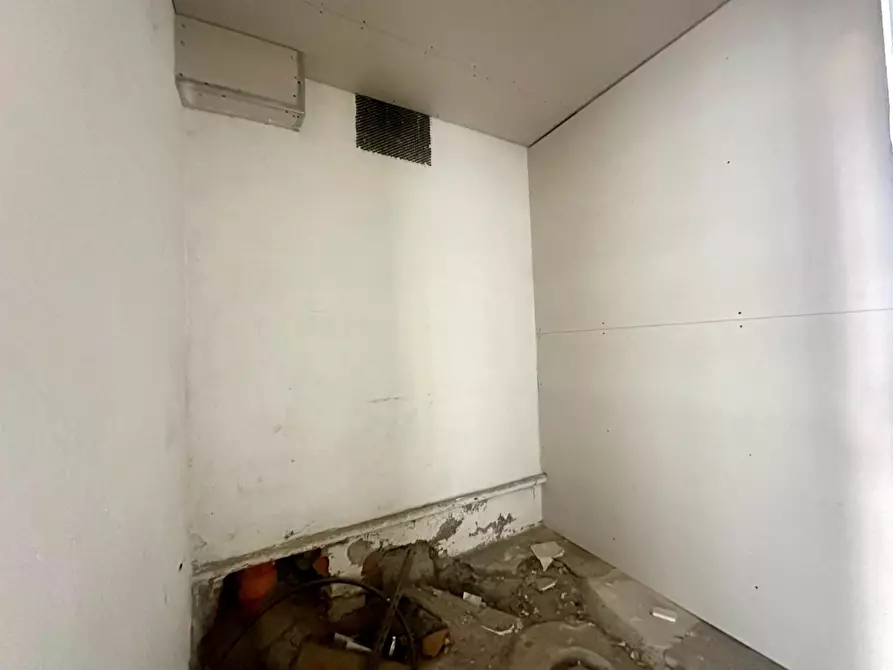 Immagine 8 di Locale commerciale in vendita  a Lucca