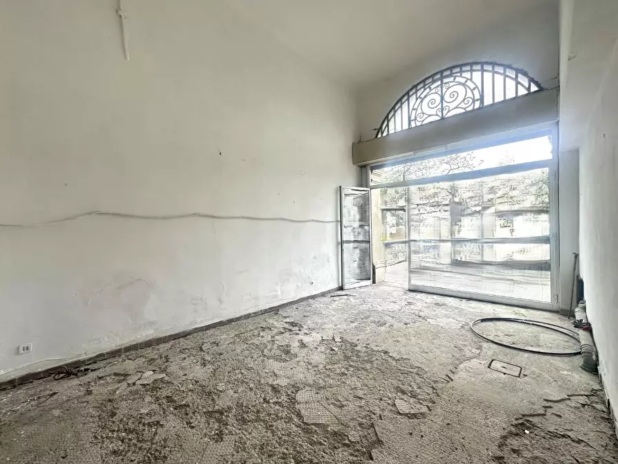 Immagine 9 di Locale commerciale in vendita  a Lucca