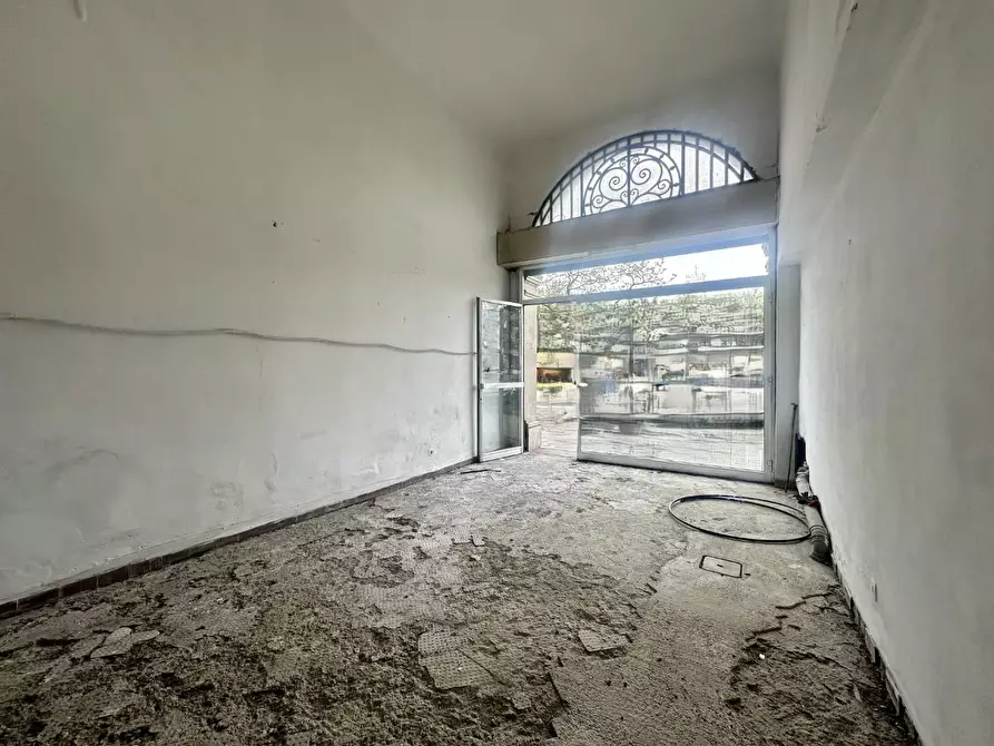 Immagine 2 di Locale commerciale in vendita  a Lucca