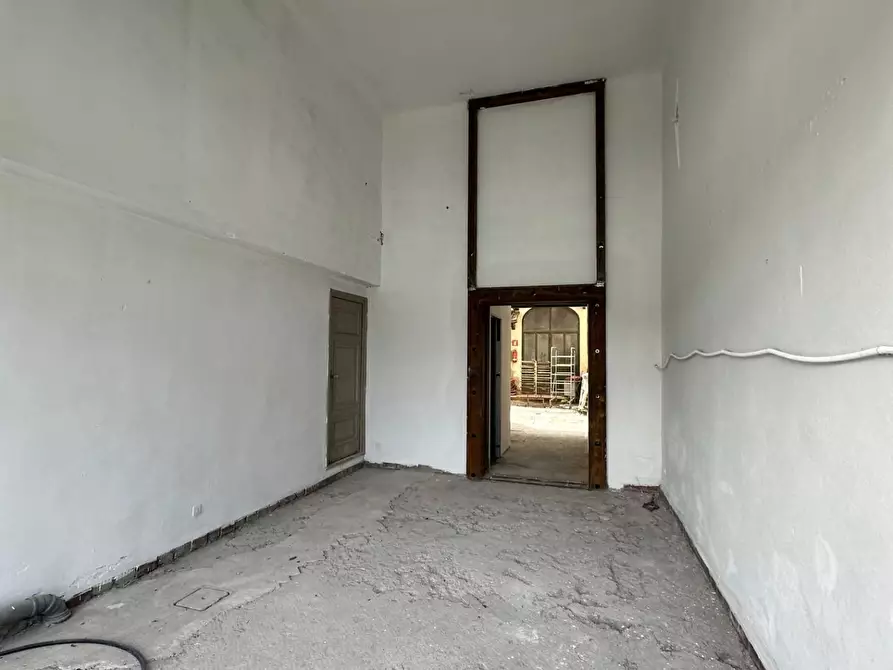 Immagine 10 di Locale commerciale in vendita  a Lucca