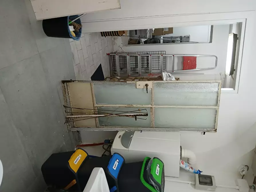 Immagine 8 di Negozio in vendita  a Pisa