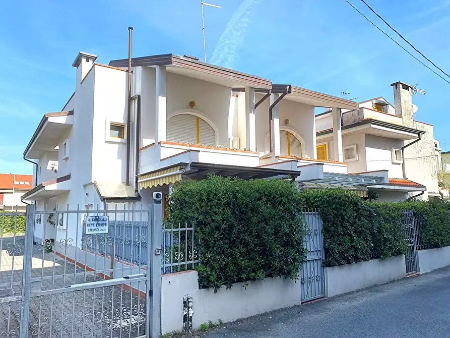 Immagine 1 di Villetta a schiera in vendita  a Massa