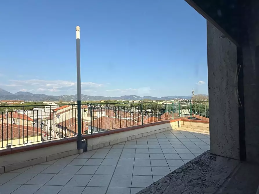 Immagine 15 di Mansarda in vendita  a Viareggio