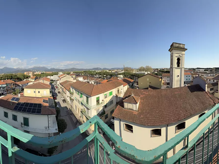 Immagine 21 di Mansarda in vendita  a Viareggio