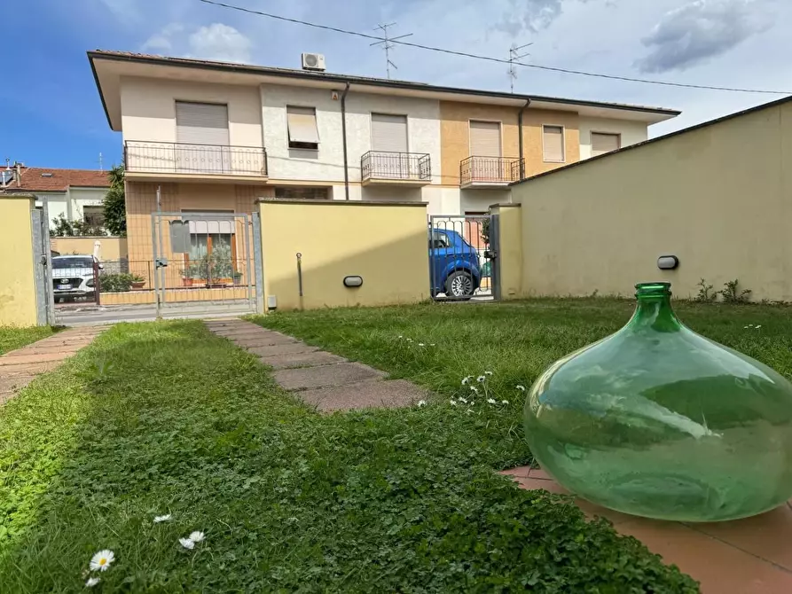Immagine 2 di Porzione di casa in vendita  a Viareggio
