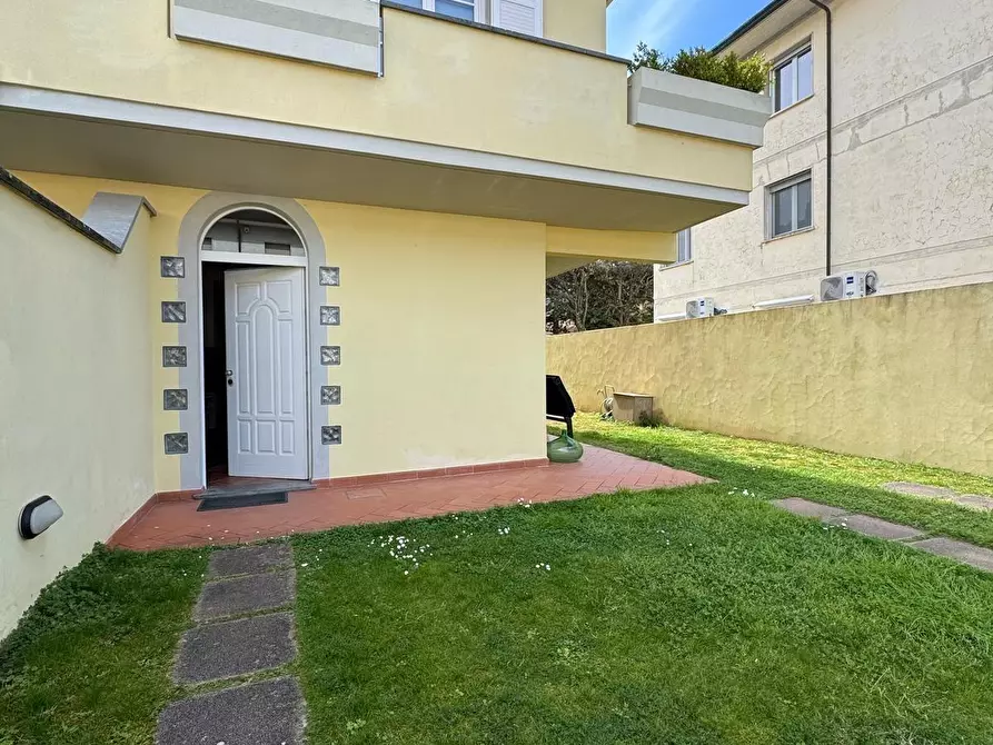 Immagine 5 di Porzione di casa in vendita  a Viareggio