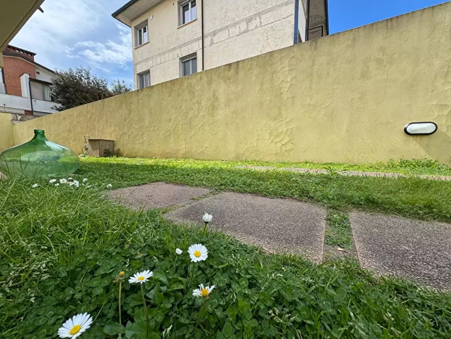 Immagine 3 di Porzione di casa in vendita  a Viareggio