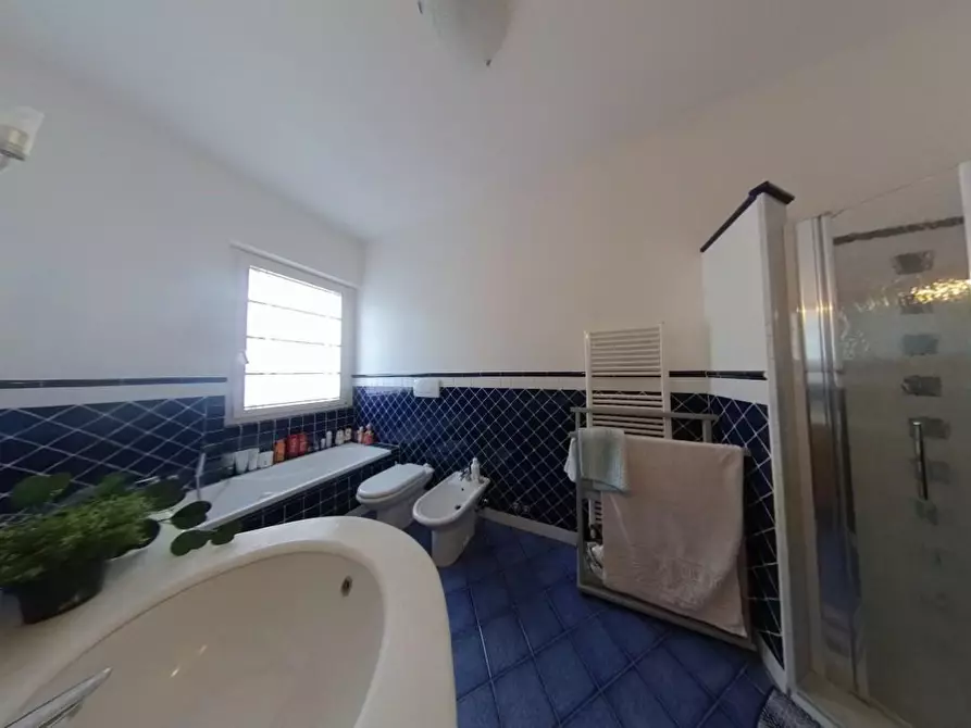 Immagine 29 di Porzione di casa in vendita  a Viareggio