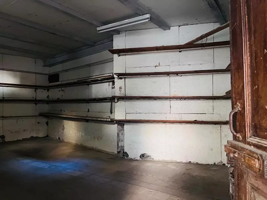 Immagine 8 di Garage in vendita  a Livorno