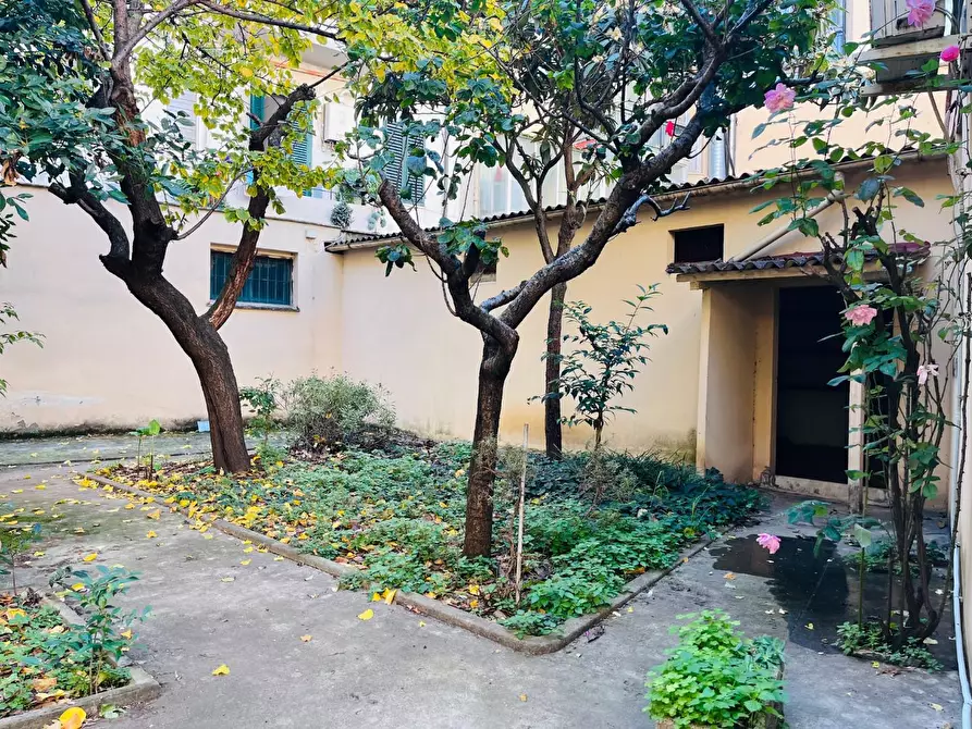 Immagine 6 di Garage in vendita  a Livorno