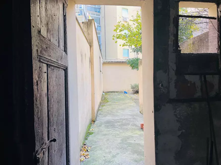 Immagine 2 di Garage in vendita  a Livorno