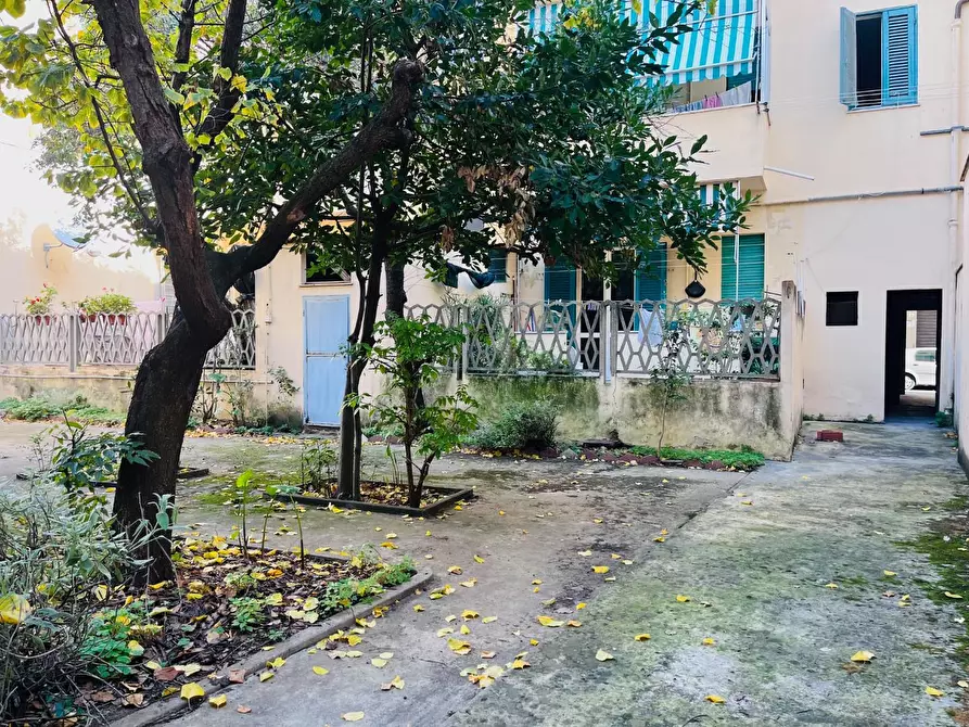 Immagine 5 di Garage in vendita  a Livorno