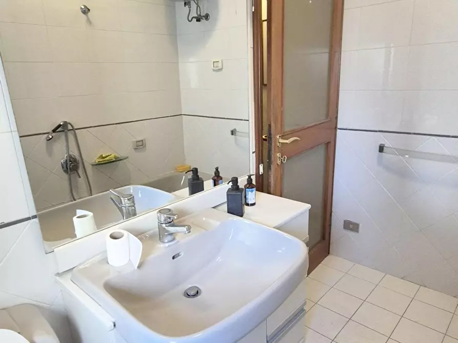 Immagine 105 di Appartamento in vendita  a Viareggio