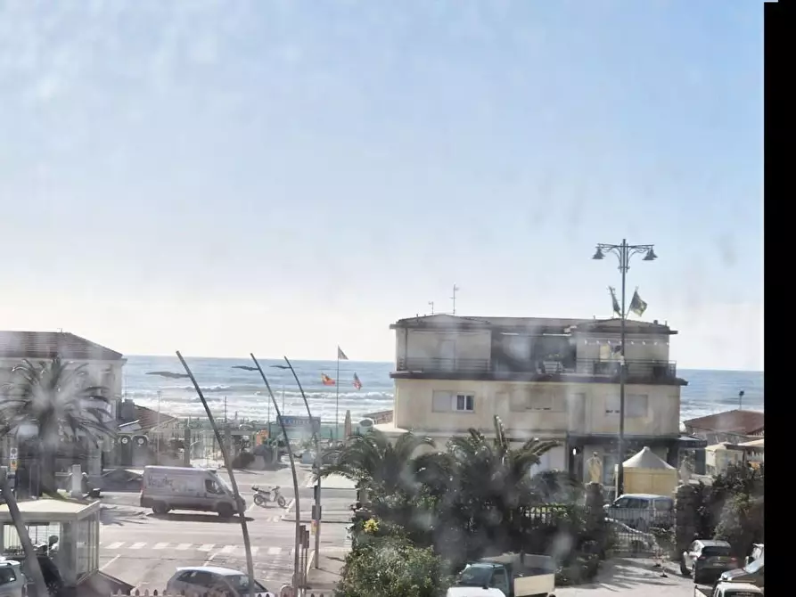 Immagine 111 di Appartamento in vendita  a Viareggio