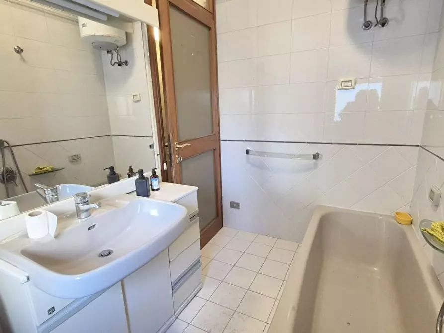 Immagine 104 di Appartamento in vendita  a Viareggio