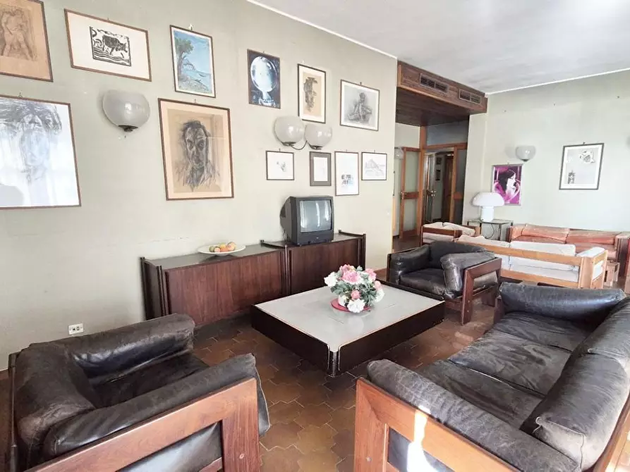 Immagine 11 di Appartamento in vendita  a Viareggio