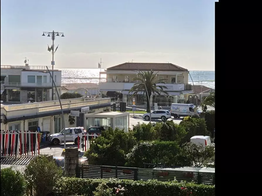 Immagine 109 di Appartamento in vendita  a Viareggio