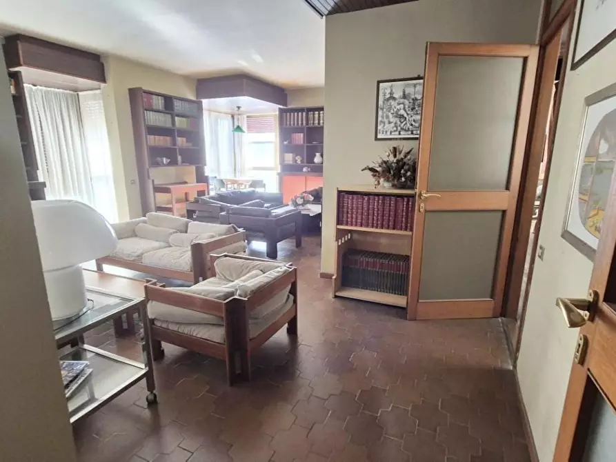 Immagine 2 di Appartamento in vendita  a Viareggio