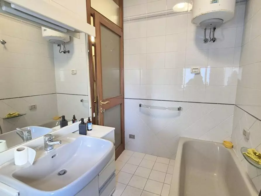 Immagine 106 di Appartamento in vendita  a Viareggio