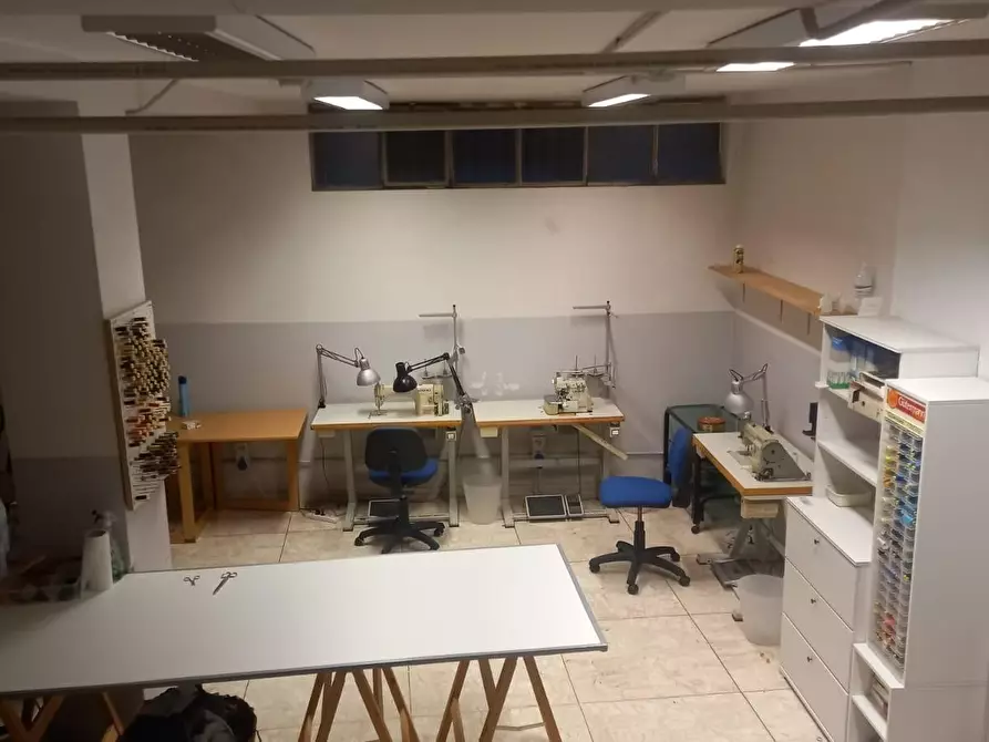 Immagine 4 di Negozio in vendita  a Ciriè